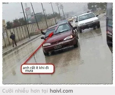 Anh rất ít khi đi mưa!