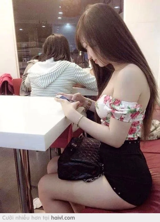 Vào quán mà gặp bé như vầy ngồi 1 mình, các bác sẽ ?